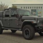 El Jeep Gladiator fusiona la legendaria capacidad todoterreno de Jeep con la funcionalidad de una camioneta pickup. Su diseño único incluye una capota removible y puertas desmontables, lo que lo convierte en una opción atractiva para aquellos que disfrutan de aventuras al aire libre. Sin embargo, el precio elevado y el enfoque en la capacidad todoterreno pueden no ser lo que buscan todos los compradores de camionetas medianas, lo que lo coloca en el tercer puesto.

Puntos fuertes: Increíble capacidad off-road, diseño versátil.

Puntos débiles: Precio elevado y enfoque limitado en comodidad.