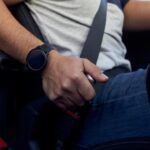 Al estacionar, es común que muchos conductores confíen únicamente en la posición de estacionamiento (P) para mantener el coche en su lugar. Aunque esta función bloquea la transmisión con un trinquete de estacionamiento, no es suficiente por sí sola. El freno de mano es una herramienta esencial para asegurar que tu coche no se desplace, especialmente cuando está estacionado en una pendiente.

El problema de no usar el freno de mano es que todo el peso del coche se apoya en ese pequeño componente de la transmisión. Con el tiempo, esto puede causar daños en el trinquete de estacionamiento, afectando su eficacia y, en última instancia, dañando la transmisión.