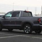 El Honda Ridgeline es un camión innovador, especialmente por sus soluciones de almacenamiento, como el cofre en la cama. Sin embargo, su capacidad de carga es bastante limitada en comparación con otros camiones de su clase. Para los viajeros que necesitan transportar equipo como bicicletas, tablas de surf o incluso muebles, la capacidad de carga de la Ridgeline puede no ser suficiente.

Si el espacio de carga es una prioridad para ti, camiones como la Ford F-150 o la Ram 1500 ofrecen una cama de carga más grande y mayor capacidad para transportar tus pertenencias sin problemas.
