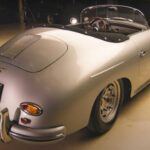 Aunque todos conocemos al Porsche 911 como el referente de los coches con motor trasero, el Porsche 356 A Speedster fue en realidad el primer modelo en consolidar la receta que luego se perfeccionaría en el 911. Con un motor trasero de menos de 100 caballos de fuerza, el 356 A Speedster se destacó por su ligereza, su agilidad en las curvas y su capacidad para competir con vehículos como el Chevrolet Corvette original.

El 356 A Speedster es un clásico de los años 50 y 60 que no solo marcó el inicio de la dinastía Porsche, sino que también se ganó un lugar en los corazones de los aficionados a los coches deportivos por su chasis excepcional y su diseño elegante. A pesar de no ser tan potente como otros modelos, su equilibrio y agilidad lo convirtieron en un coche adelantado a su tiempo.