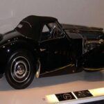 El Bugatti Type 57SC Atlantic de 1937 es, sin duda, uno de los coches más icónicos y valiosos de la historia del automovilismo. Con solo cuatro unidades producidas, este modelo es extremadamente raro. En 2010, uno de estos vehículos se vendió por más de 30 millones de dólares, lo que lo convierte en uno de los coches más caros jamás vendidos.

El Type 57SC presenta un motor supercargado de 3.3 litros y ocho cilindros en línea. Su diseño, con líneas fluidas y remaches visibles, es un ejemplo de la maestría artesanal de la época. Además de su increíble estética, su exclusividad y su importancia histórica lo convierten en un verdadero tesoro para los coleccionistas.