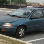 El Geo Metro, vendido como una solución económica y eficiente para la movilidad urbana, se convirtió rápidamente en sinónimo de fragilidad extrema. Su estructura era tan endeble que muchos usuarios lo comparaban con una lata de refresco con ruedas. En pruebas de impacto, sus resultados eran catastróficos, especialmente en colisiones laterales. Si bien era barato y ahorrador de combustible, su nivel de protección era prácticamente inexistente.