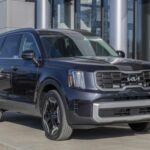 El Kia Telluride 2025 es una de las opciones más populares en el segmento de SUV medianos, ofreciendo 87 pies cúbicos de espacio de carga detrás de los asientos delanteros. Esta cifra lo coloca como uno de los más espaciosos en su clase. Además, con 46 pies cúbicos detrás de la segunda fila y 21 pies cúbicos tras la tercera fila, es perfecto para quienes necesitan mucho espacio para pasajeros y carga. Con un precio de inicio de $36,390, el Telluride también destaca por su valor por dinero, ofreciendo características premium como asientos de cuero y un sistema de infoentretenimiento intuitivo, todo por un precio más bajo que muchos de sus competidores.