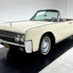 El Lincoln Continental de 1962 rompió con los diseños extravagantes de la década de los 50 y ofreció una opción mucho más limpia y refinada. El diseño de Elwood Engel introdujo un diseño sin adornos, perfecto para los que valoraban una estética sobria pero elegante. Además, el Continental fue el primero de los tres modelos en incorporar las puertas traseras con bisagra trasera, una característica que lo diferenciaba de sus competidores.

Con un motor V8 de 430 pulgadas cúbicas que generaba 300 hp, el Lincoln Continental no era el más potente de los tres, pero su manejo suave y su diseño icónico lo convertían en una opción atractiva para los que buscaban sofisticación sin comprometer la funcionalidad. Este modelo también ofrecía una lista de características de lujo, como frenos y dirección asistida, ventanas eléctricas y revestimiento de vinilo en el interior. Si prefiere un diseño más minimalista y funcional, el Lincoln Continental será su opción ideal.
