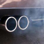 Los coches clásicos generalmente se conducen con poca frecuencia y se mantienen con esmero para reducir las emisiones. Las exenciones a las pruebas de smog reconocen este hecho y valoran la relevancia histórica de estos vehículos. La ley Leno’s Law y otras similares son cruciales para permitir que los propietarios disfruten de sus coches sin incurrir en gastos adicionales ni dificultades innecesarias. Esto fomenta la preservación de los coches antiguos mientras se busca equilibrar la protección medioambiental.