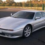 El Venturi Atlantique 300 es uno de esos coches deportivos que, a pesar de sus altas prestaciones y características, pasó desapercibido por muchos. Con menos de 700 unidades fabricadas, este deportivo francés estaba equipado con un motor V6 turboalimentado Peugeot-Renault y contaba con un diseño de motor central y una construcción de materiales compuestos. A pesar de ofrecer una excelente manejabilidad y confort de nivel GT, la marca no logró capturar una audiencia amplia y la producción cesó en el año 2000. Su baja visibilidad en el mercado hace de este modelo una joya para los conocedores.
