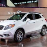 El Buick Encore es un SUV compacto que ofrece lujo y practicidad en un solo paquete. Los conductores mayores valoran especialmente su cabina silenciosa, la facilidad para maniobrar y la posición elevada de los asientos, lo que facilita el acceso y mejora la visibilidad. A pesar de su tamaño compacto, el Encore ofrece un interior cómodo y características de seguridad avanzadas, como monitoreo de punto ciego y alerta de colisión frontal. Este SUV es ideal para quienes buscan un vehículo pequeño pero versátil, con el respaldo de la calidad y fiabilidad que Buick representa.
