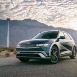 El Hyundai Ioniq 5 es otro modelo eléctrico que ha ganado popularidad en los últimos años gracias a su diseño futurista y sus prestaciones destacadas. Aunque el modelo no es completamente nuevo (lanzado en 2022), su fiabilidad es sólida y los costos de mantenimiento estimados a 10 años son $5,043, lo que lo sitúa como una de las opciones más rentables a largo plazo. Con un precio inicial de $42,600, este SUV eléctrico ofrece una alternativa eficiente y económica para quienes desean un EV de alta calidad.

Costo promedio anual de mantenimiento: N/D

Retiradas totales: 7

Precio de venta inicial (2025): $42,600