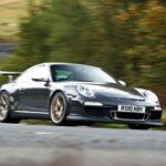Considerado por muchos como la mejor evolución del Porsche 911, la versión GT3 RS del 997 logra el equilibrio perfecto entre usabilidad diaria y rendimiento extremo. Su motor atmosférico, la puesta a punto milimétrica del chasis y su capacidad para emocionar sin abrumar lo elevan como uno de los deportivos más completos jamás fabricados.