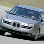 El Subaru Tribeca fue una apuesta por un SUV grande que, en lugar de atraer a los clientes, dejó mucho que desear. Con un motor de seis cilindros y un consumo de combustible elevado, el Tribeca nunca logró convencer a los compradores. Además, su diseño, que no sabía si era SUV o monovolumen, contribuyó a su fracaso en el mercado. Las ventas fueron tan bajas que Subaru abandonó el modelo en 2014. Un modelo que no encontró su lugar en el competitivo mercado estadounidense.