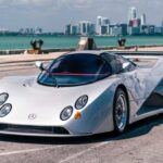 El Lotec C1000 fue diseñado para un empresario de los Emiratos Árabes Unidos con un presupuesto ilimitado para crear el coche de carretera más rápido y avanzado del mundo. Con un motor Mercedes-Benz V8 biturbo de 5.6 litros, el C1000 alcanzaba una asombrosa potencia de 1,000 caballos, una cifra impresionante incluso por los estándares de hoy. Su diseño futurista, con un chasis ligero de fibra de carbono y aluminio, lo convirtió en uno de los superdeportivos más potentes y exclusivos de la historia, un verdadero sueño automovilístico que dejó su huella en la industria.