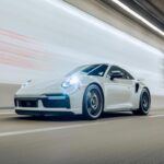 Porsche ha sido una de las adquisiciones más valiosas de Volkswagen, consolidándose como el líder en coches deportivos y eléctricos de lujo. Desde que Volkswagen adquirió la mayoría de acciones de Porsche en 2012, la marca ha seguido produciendo coches icónicos como el Porsche 911, que ha pasado por varias generaciones desde su lanzamiento en 1963. Porsche también ha sido pionero en el ámbito de los vehículos eléctricos, con el exitoso Taycan y el próximo Cayenne eléctrico que se unirá a la gama. La marca se ha comprometido a tener el 80 % de sus modelos eléctricos para 2030, alineándose con la transición global hacia la electrificación.