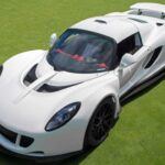 El Hennessey Venom GT fue un superdeportivo que dejó huella con su impresionante récord de aceleración. Con un motor V8 biturbo de 1,244 caballos de fuerza y una estructura ligera en fibra de carbono, el Venom GT marcó el récord de 0 a 300 km/h en solo 13.63 segundos, un logro que lo puso en la cúspide del rendimiento automotriz. Su velocidad máxima supera los 430 km/h, y aunque su producción fue limitada, sigue siendo un símbolo de la ingeniería estadounidense de alto rendimiento.