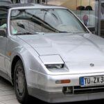 El Nissan 300ZX Z31 fue uno de los grandes coches de los 80, con un diseño futurista y una versión turboalimentada que ofrecía un rendimiento decente para su época. Con un motor V6 de 3.0 litros, este coche es cómodo para los viajes largos, pero también tiene el toque deportivo que buscan los aficionados. Las versiones con techo T-top y tableros digitales le dan un aire retro-futurista que sigue siendo atractivo hoy en día. Su precio promedio ronda los 9.600 dólares, una ganga para quienes buscan un clásico con tecnología avanzada para su época.