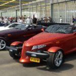 El Prowler parecía sacado de un cómic: ruedas delanteras descubiertas, estética de hot rod moderno, y un diseño atrevido como pocos. Pero bajo el capó, un simple V6 y una transmisión automática arruinaron las expectativas de los entusiastas. Aunque no ofrecía el rendimiento que prometía su imagen, con el tiempo se ha convertido en símbolo de diseño audaz e irreverente, ideal para quienes valoran lo excéntrico sobre lo eficiente.
