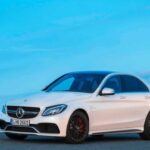 El Mercedes-AMG C63 de 2015 redefinió el concepto de berlina deportiva. Su V8 biturbo de 4.0 litros y 469 CV, montado a mano, entrega un rugido feroz y una aceleración de 0 a 100 km/h en apenas 4 segundos. Todo esto, envuelto en un chasis refinado, con interiores premium y tecnología punta. Es el coche ideal para quienes buscan emociones fuertes sin renunciar al confort de una marca de lujo.