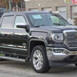 La GMC Sierra, que comparte muchos componentes con su primo cercano, el Chevrolet Silverado, ha sido objeto de críticas por el uso de materiales más baratos en el interior y en la suspensión. Estos componentes más económicos ayudan a mantener el precio competitivo, pero los propietarios pueden experimentar problemas con la fiabilidad a largo plazo. Algunos modelos más antiguos, en particular, han mostrado signos de desgaste más rápido, lo que podría implicar reparaciones adicionales y mayores costos de mantenimiento.