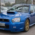 El motor bóxer de cuatro cilindros EJ de Subaru, especialmente el EJ25, se ha ganado una mala reputación debido a la frecuente falla de las juntas de culata. Estos motores, populares en modelos como el Subaru Impreza, Forester y Outback, tenían problemas de refrigeración y sellado, lo que obligaba a los propietarios a enfrentar costosas reparaciones. El diseño horizontal del motor, combinado con componentes de baja calidad, empeoró aún más el problema. Aunque el motor EJ ofrecía una buena experiencia de conducción, con un bajo centro de gravedad y un buen par motor, los propietarios se enfrentaron a fallos mecánicos antes de los 150,000 kilómetros, convirtiendo a estos motores en un verdadero agujero financiero para muchos.