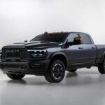 El Ram 3500 HD de 2025 está diseñado para los que requieren una capacidad de remolque de primer nivel sin sacrificar la comodidad. Equipado con el motor Cummins turbodiésel de 6.7L, el Ram 3500 HD puede remolcar hasta 37,090 libras, con un motor de 420 caballos de fuerza. Además, el Ram 3500 ofrece un interior de lujo con una pantalla táctil de 12 pulgadas, asientos de cuero, y un sistema de cámaras de 360 grados para facilitar las maniobras. Si bien su precio comienza en los 50,000 dólares, las versiones más equipadas pueden superar los 90,000 dólares. Este camión ofrece un excelente balance entre capacidad y comodidad, ideal para quienes hacen trabajos pesados pero no quieren renunciar a un interior de calidad.