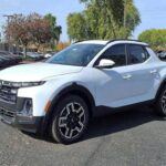 El Hyundai Santa Cruz es un recién llegado al mercado de camionetas medianas, pero su combinación de comodidad de SUV y versatilidad de pickup lo ha colocado rápidamente entre los favoritos de los compradores urbanos. Su tamaño compacto y su diseño moderno lo hacen ideal para aquellos que buscan un vehículo práctico para la ciudad, pero que también puedan realizar tareas de carga y remolque ocasionales. Aunque destaca en muchos aspectos, aún no tiene la capacidad todoterreno de algunos de sus competidores, lo que lo coloca en el segundo lugar.

Puntos fuertes: Diseño atractivo, manejo ágil, buena relación calidad-precio.

Puntos débiles: Capacidad off-road limitada en comparación con otros modelos.