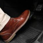 Aunque este error no afecta directamente a la transmisión, puede crear problemas de coordinación que impactan la seguridad y el rendimiento general del vehículo. Frenar con el pie izquierdo en un coche automático puede causar que, por accidente, se pisen a la vez el freno y el acelerador. Esto genera un conflicto de fuerzas, lo que provoca una desaceleración ineficiente y un mayor desgaste en los discos de freno.

La coordinación es clave, y no es recomendable desarrollar este hábito. Los conductores deben usar únicamente el pie derecho para manejar ambos pedales (acelerador y freno), ya que de esta forma se evita un desgaste innecesario de los componentes del vehículo.