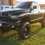 La fiabilidad es un factor crucial cuando se emprende un viaje largo, y la Dodge Ram 1500 (2003-2008) ha demostrado tener varios problemas en este aspecto. Los fallos de transmisión y los problemas eléctricos son comunes en este modelo, lo que puede generar problemas inesperados en la carretera. En rutas remotas o alejadas de talleres, estos problemas pueden convertirse en un verdadero dolor de cabeza.

Para evitar contratiempos y tener la tranquilidad de que tu camión no te fallará, es mejor optar por modelos más confiables, como la Ford F-150 o la Toyota Tacoma, que han demostrado tener una durabilidad superior.