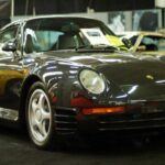 En la década de los 80, Porsche lanzó el Porsche 959, un modelo que no solo seguía la tradición del motor trasero, sino que además incorporaba innovaciones tecnológicas de vanguardia. Este superdeportivo se enfrentó al Ferrari F40 en la batalla por el título de coche más rápido de la época, y lo hizo con un sistema de tracción total que revolucionó el mercado. Aunque el 959 era conocido por su potente motor turboalimentado y su diseño aerodinámico, fue su tracción total y su sistema de suspensión adaptativa lo que realmente lo distinguió de la competencia.

Con más de 450 caballos de fuerza y una velocidad máxima de 317 km/h, el 959 dejó claro que el motor trasero podía ser utilizado para obtener rendimiento sin igual. A pesar de ser un modelo limitado, el 959 se convirtió en un icono de la ingeniería Porsche y en una pieza codiciada en el mundo de los coches clásicos.