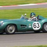 El Aston Martin DBR1 de 1956 es otro de los vehículos más emblemáticos en el mundo de los coches de carreras clásicos. Con solo cinco unidades fabricadas, el DBR1 es uno de los modelos más raros y codiciados de Aston Martin. En 2017, uno de estos coches alcanzó la cifra de 22,5 millones de dólares en una subasta de RM Sotheby’s.

El DBR1 fue diseñado para la competición, con un motor de seis cilindros en línea de 3.0 litros. Su aerodinámica y su elegante diseño lo convirtieron en un campeón de las 24 Horas de Le Mans. La historia de este modelo, junto con su rendimiento y diseño atemporal, sigue siendo muy apreciada por los coleccionistas de coches clásicos.