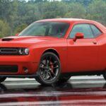 El Dodge Challenger, con su diseño musculoso y motores de alto rendimiento, es un coche diseñado para la velocidad. Pero sus cifras de seguridad pintan un cuadro preocupante: 154 muertes por cada millón de unidades registradas, convirtiéndolo en uno de los coches más mortales en Estados Unidos. Si bien parte de esta estadística se debe a la conducta imprudente de algunos conductores, la combinación de potencia y bajo control sigue siendo una mezcla peligrosa.