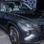 El Hyundai Tucson se destaca por su diseño elegante y sus características tecnológicas avanzadas. Con versiones híbridas y enchufables, el Tucson es una opción versátil que atrae a una amplia gama de consumidores. La marca surcoreana continúa apostando por la seguridad y la conectividad, mientras que su precio competitivo y garantía líder en la industria posicionan al Tucson como un fuerte contendiente en el mercado de SUVs en 2026.
