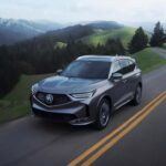 El Acura MDX 2025 se encuentra en el segmento de lujo, con un precio base de $51,200. Sin embargo, a pesar de ser el más caro de esta lista, el MDX ofrece una combinación de espacio de carga y lujo que pocos modelos pueden igualar. Ofrece un volumen máximo de 95 pies cúbicos de carga detrás de la primera fila, 48.4 pies cúbicos tras la segunda fila y 18.1 pies cúbicos en la tercera fila. El motor V6 de 290 caballos y la amplia gama de características premium, como los asientos de cuero y la suspensión adaptativa, lo convierten en una opción para quienes buscan lujo y espacio en un solo paquete.