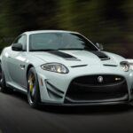 Con solo 50 unidades fabricadas, el XKR-S GT es uno de los Jaguars más extremos jamás lanzados. Derivado del XKR-S, su V8 de 5.0 litros sobrealimentado entrega 550 CV, acompañados de una puesta a punto centrada en circuito: suspensión ajustable, frenos de alto rendimiento y una aerodinámica bestial con un alerón trasero sobredimensionado. Es el Jaguar que ruge como un muscle car y se comporta como un GT con clase.