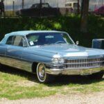 El Cadillac Serie 62 era famoso no solo por su confort de marcha, sino también por la espaciosa cabina que ofrecía a los conductores y pasajeros. Gracias a su suspensión suave y la gran distancia entre ejes, el modelo proporcionaba una experiencia de conducción de lujo ideal para viajes largos, donde la comodidad y la serenidad eran esenciales.

Si su objetivo es disfrutar de largos paseos por la carretera con un estilo único, el Serie 62 es la opción más adecuada. No solo por su gran confort, sino también por su eficiencia para ofrecer una conducción fluida y silenciosa, permitiéndole disfrutar del paisaje sin distracciones.