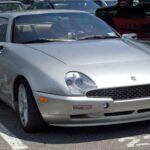 El Qvale Mangusta fue una reinterpretación moderna del De Tomaso Mangusta, lanzada en 2000. Este modelo contaba con un motor V8 de 4.6L proveniente de Ford y un techo convertible 