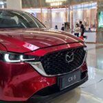 El Mazda CX-5 es un crossover deportivo y práctico que atrae a muchos conductores mayores gracias a su manejo ágil y su conducción cómoda. Este modelo combina un diseño elegante con una excelente fiabilidad y bajos costos de mantenimiento, lo que lo convierte en una opción popular a largo plazo. Su interior bien diseñado, con asientos ergonómicos y controles fáciles de usar, ofrece una experiencia de manejo agradable para aquellos que buscan algo con un toque de deportividad pero sin sacrificar comodidad.