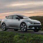 Kia EV6: Estilo y economía eléctrica
El Kia EV6 es otro SUV eléctrico que combina estilo, eficiencia y fiabilidad. Con un precio inicial de $42,900 y una autonomía de 319 millas, el EV6 ofrece un diseño deportivo que lo hace destacar. Su costo de mantenimiento estimado durante los primeros 10 años es de $5,029, lo que significa que costará $3,180 menos en comparación con el mantenimiento promedio de un SUV. Aunque aún es un modelo nuevo, sus perspectivas a largo plazo parecen prometedoras.

Costo promedio anual de mantenimiento: N/D

Retiradas totales: 4

Precio de venta inicial (2025): $42,900