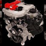 El Cummins V8 de 5.0L, destinado a la Nissan Titan XD en 2016, comenzó con grandes expectativas, pero pronto demostró ser un fracaso. A pesar de contar con una tecnología avanzada de emisiones y una estructura robusta, este motor presentó numerosos problemas. La bomba de DEF (líquido de escape diésel) fue propensa a fallar, lo que dejó a los conductores en modo de emergencia, afectando la potencia y el rendimiento. Además, la válvula EGR sufría de acumulación de carbonilla, lo que impactaba el rendimiento del motor. Debido a estos fallos, el motor fue retirado y alrededor de 12,000 Nissan Titan XD fueron llamadas a revisión.