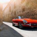 Un coche tan bello que se ganó un lugar en el Museo de Arte Moderno de Nueva York. El E-Type no solo era elegante: también era rápido, innovador y mucho más asequible que sus rivales directos. Aún hoy, sigue siendo uno de los mayores logros del diseño automovilístico, y una pieza imprescindible para cualquier aficionado con sensibilidad estética.