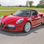 El Alfa Romeo 4C parecía prometedor con su carrocería de fibra de carbono, un motor potente y un diseño impresionante. Sin embargo, el manejo no estuvo a la altura de las expectativas debido a una suspensión mal ajustada, y la transmisión automática de doble embrague tampoco fue del agrado de los entusiastas. A pesar de su aspecto espectacular, el precio y la experiencia de conducción no fueron suficientes para justificar la compra. Un deportivo que no logró convencer a su público objetivo.