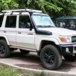 El Toyota Land Cruiser 70 es un verdadero icono de fiabilidad y durabilidad. Desde su lanzamiento en 1984, ha sido el vehículo preferido por operadores de safaris, agencias de ayuda y conductores en terrenos difíciles. Aunque el modelo recibió ligeras actualizaciones a lo largo de los años, Toyota ha decidido mantener el diseño clásico del 70. El Land Cruiser 70 sigue siendo una de las opciones más resistentes y fiables del mercado, con una impresionante trayectoria de ventas que supera las décadas.