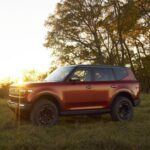 Scout Motors es una nueva marca creada por Volkswagen para entrar en el competitivo mercado de las camionetas todoterreno y SUVs eléctricos en Estados Unidos. Aunque la marca International Scout fue famosa en las décadas de 1960 y 1970, Volkswagen compró International Motors en 2021 y decidió revivir esta marca icónica. El Scout Traveler y la Scout Terra, ambos modelos eléctricos, son los primeros en llegar al mercado, con la producción programada para 2027. Esta nueva incursión de Volkswagen apunta a rivalizar con empresas como Rivian y GMC en el creciente mercado de los SUV y pickups eléctricos.