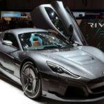 El Rimac C_Two es un superdeportivo eléctrico de 1,914 caballos de fuerza, que se destaca por su capacidad de aceleración y diseño futurista. Con cuatro motores eléctricos independientes, el C_Two alcanza una velocidad máxima de 412 km/h, y sus características tecnológicas como el sistema de conducción autónoma y el control de crucero adaptativo, lo hacen único en su clase. Rimac, una marca croata, ha logrado combinar la sostenibilidad con la potencia sin igual en este superdeportivo eléctrico.