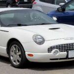 Ford quiso revivir la gloria del Thunderbird clásico con una reinterpretación moderna, pero el resultado fue más decorado que deportivo. Su aspecto era elegante, sí, pero su conducción era torpe, y su origen compartido con plataformas Lincoln le restaba personalidad. No ayudó su motor poco emocionante ni su comportamiento poco dinámico. Las ventas cayeron en picado tras el hype inicial, y aunque fue un fracaso comercial, hoy se valora como una rareza coleccionable con encanto vintage.