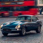 El E-Type es, para muchos, el coche británico más icónico jamás construido. Disponible con motores XK de 3.8 y 4.2 litros, y más tarde con un V12 de 5.3 litros, este coupé conquistó tanto a entusiastas como a diseñadores de todo el mundo. Enzo Ferrari llegó a decir que era “el coche más bello jamás fabricado”. Con un diseño atemporal y prestaciones asombrosas para su época, el E-Type elevó a Jaguar al olimpo del diseño automotriz.