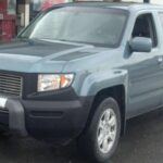 La Honda Ridgeline es única entre los camiones gracias a su construcción de monocasco, lo que le da una conducción más suave que la mayoría de los camiones de chasis en marco. Sin embargo, algunos críticos han señalado que la camioneta utiliza materiales menos resistentes en su cama y portón trasero, lo que podría generar problemas de durabilidad, especialmente si se transportan cargas pesadas o se utiliza en terrenos difíciles. Aunque destaca en confort y eficiencia de combustible, aquellos que buscan un camión robusto podrían sentirse decepcionados por estas decisiones de fabricación.