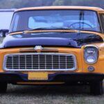 El Chevrolet K5 Blazer de 1972 no solo era una camioneta de trabajo, sino también un vehículo de aventura y recreo. Con su tracción en las cuatro ruedas y un diseño de SUV compacto, el Blazer ofreció una combinación de lujo y capacidad todoterreno que le permitió hacerse un nombre en el mercado. Su motor V8 de alto rendimiento y sus asientos cómodos lo convirtieron en un modelo ideal tanto para el trabajo en el campo como para escapadas de fin de semana. Este modelo marcó el comienzo de la tendencia de los SUV y se mantuvo como un referente de las camionetas 4x4.