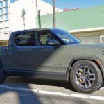 El Rivian R1T es el modelo más innovador en el segmento de camionetas medianas, no solo por su tecnología avanzada, sino por su impresionante rendimiento eléctrico. Esta camioneta totalmente eléctrica es capaz de ofrecer una autonomía impresionante, una aceleración asombrosa y un rendimiento excepcional en terrenos difíciles. Con sus características innovadoras y su enfoque ecológico, el R1T no solo es el más moderno de todos, sino también el más capaz de enfrentar el futuro de la movilidad. Esto le asegura el primer lugar en nuestra clasificación.

Puntos fuertes: Tecnología de vanguardia, impresionante rendimiento eléctrico y capacidad off-road.

Puntos débiles: Precio elevado y disponibilidad limitada.