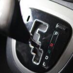 Un error común es poner la transmisión en punto muerto (N) al bajar una pendiente con el objetivo de ahorrar combustible. Sin embargo, esta práctica es ineficaz y peligrosa. Al poner el coche en neutral, se pierde el control del mismo y se reduce la capacidad de frenado del motor, lo que puede causar una mayor dependencia de los frenos.

La mejor forma de manejar una pendiente con una transmisión automática es utilizar el freno del motor, lo cual puedes hacer manualmente bajando a una marcha más baja, como 