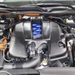 Finalmente, el motor 2UR-GSE es el motor V8 de 5.0 litros que se encuentra en los modelos F-Series de Lexus, como el IS-F, GS-F, RC-F, y el LC 500. Este motor ha sido elogiado no solo por su impresionante rendimiento (de 416 a 475 caballos de fuerza), sino también por su fiabilidad a largo plazo.

Aunque es un motor más orientado a la potencia, el 2UR-GSE es famoso por su bajo costo de mantenimiento anual, con una media de $551 al año en el LC 500. Su configuración DOHC de 32 válvulas y su aspiración natural permiten un equilibrio perfecto entre alto rendimiento y fiabilidad, lo que lo convierte en una excelente opción para quienes buscan potencia y durabilidad en el mismo paquete.
