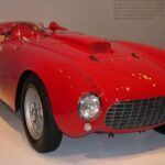 El Ferrari 375-Plus Spider Competizione de 1954 es uno de los coches más buscados por los coleccionistas de Ferrari. Con solo cinco unidades producidas, este modelo combina la potencia de un motor V12 de 4.9 litros con la elegancia característica de los deportivos italianos. En 2014, un ejemplar de este modelo alcanzó los 18,3 millones de dólares en una subasta.

Este Ferrari es famoso por su historial de victorias en eventos como la Mille Miglia y las 24 Horas de Le Mans. Su mezcla de potencia, exclusividad y la inconfundible herencia de Ferrari hacen que este modelo sea uno de los más revalorizados en el mercado de coches clásicos.